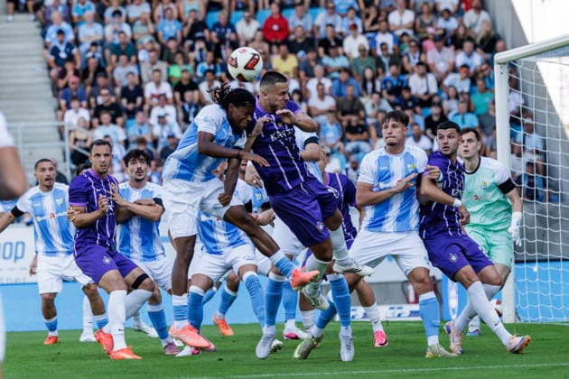 15.08.2026, GER, Regionalliga Nord-Ost, 3. Spieltag, Saison 2026 2027), Chemnitz, Chemnitzer FC - FC Erzgebirge Aue Ken Tchouangue (Chemnitzer FC 20) im Zweikampf gegen Maxim Burghardt (FC Erzgebirge Aue 21) Chemnitz eins-Stadion - An der Gellertstraße Sachsen Deutschland Copyright: xnordphotoxGmbHx xTrienitzx