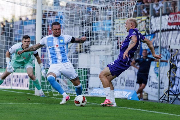 15.08.2026, GER, Regionalliga Nord-Ost, 3. Spieltag, Saison 2026 2027), Chemnitz, Chemnitzer FC - FC Erzgebirge Aue Linus Queißer Linus Queisser (FC Erzgebirge Aue 10) im Zweikampf gegen Jan Löhmannsröben (Chemnitzer FC 4) Chemnitz eins-Stadion - An der Gellertstraße Sachsen Deutschland Copyright: xnordphotoxGmbHx xTrienitzx