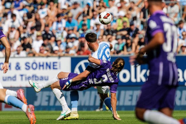 15.08.2026, GER, Regionalliga Nord-Ost, 3. Spieltag, Saison 2026 2027), Chemnitz, Chemnitzer FC - FC Erzgebirge Aue Devin Angleberger (FC Erzgebirge Aue 3) im Zweikampf gegen Jonas Marx (Chemnitzer FC 19) Chemnitz eins-Stadion - An der Gellertstraße Sachsen Deutschland Copyright: xnordphotoxGmbHx xTrienitzx