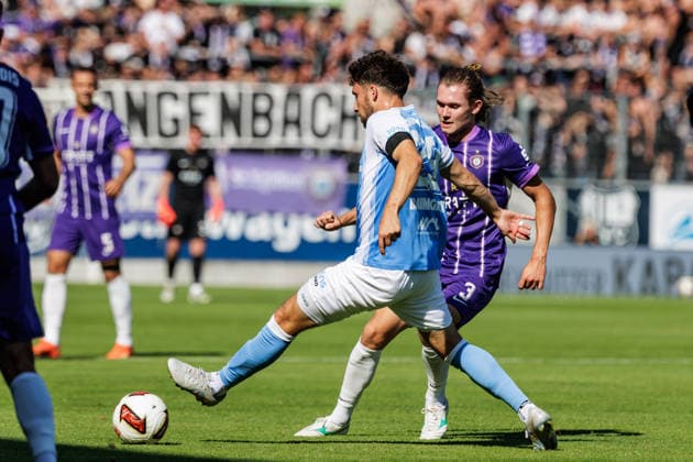 15.08.2026, GER, Regionalliga Nord-Ost, 3. Spieltag, Saison 2026 2027), Chemnitz, Chemnitzer FC - FC Erzgebirge Aue Tom Baumgart (Chemnitzer FC 29) im Zweikampf gegen Devin Angleberger (FC Erzgebirge Aue 3) Chemnitz eins-Stadion - An der Gellertstraße Sachsen Deutschland Copyright: xnordphotoxGmbHx xTrienitzx