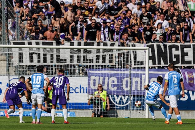 15.08.2026, GER, Regionalliga Nord-Ost, 3. Spieltag, Saison 2026 2027), Chemnitz, Chemnitzer FC - FC Erzgebirge Aue Tom Baumgart (Chemnitzer FC 29) verwandelt den Elfmeter zum 1:0 Chemnitz eins-Stadion - An der Gellertstraße Sachsen Deutschland Copyright: xnordphotoxGmbHx xTrienitzx