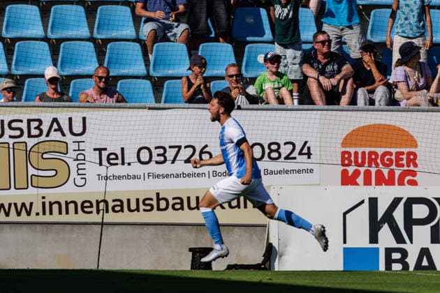 15.08.2026, GER, Regionalliga Nord-Ost, 3. Spieltag, Saison 2026 2027), Chemnitz, Chemnitzer FC - FC Erzgebirge Aue Tom Baumgart (Chemnitzer FC 29) jubelt Chemnitz eins-Stadion - An der Gellertstraße Sachsen Deutschland Copyright: xnordphotoxGmbHx xTrienitzx