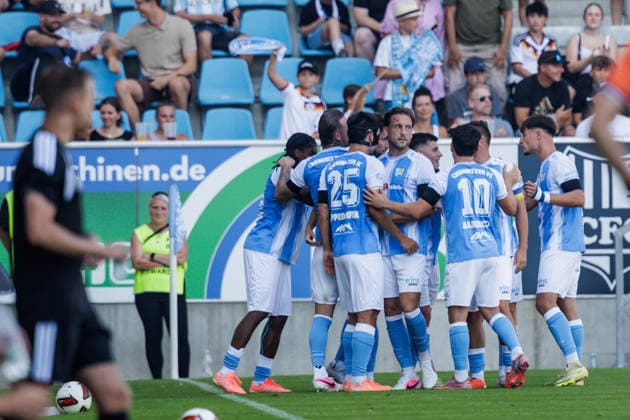 15.08.2026, GER, Regionalliga Nord-Ost, 3. Spieltag, Saison 2026 2027), Chemnitz, Chemnitzer FC - FC Erzgebirge Aue Roman Eppendorfer (Chemnitzer FC 25), Dennis Slamar (Chemnitzer FC 21), Domenico Alberico (Chemnitzer FC 10), Jonas Marx (Chemnitzer FC 19) und Tom Baumgart (Chemnitzer FC 29) jubeln Chemnitz eins-Stadion - An der Gellertstraße Sachsen Deutschland Copyright: xnordphotoxGmbHx xTrienitzx