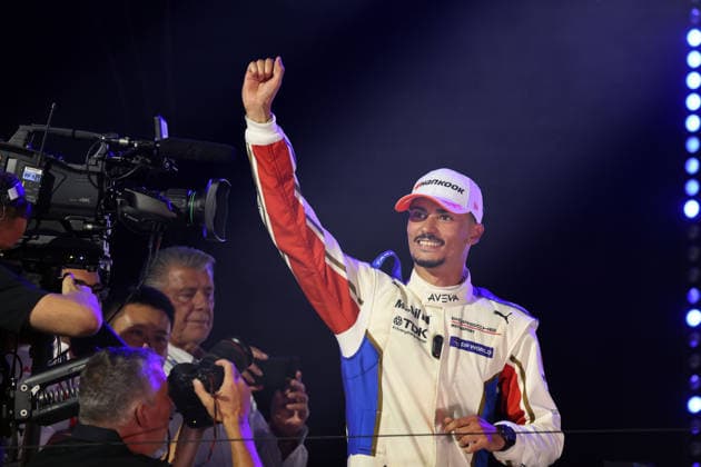 Sieger Pascal Wehrlein (GER) Porsche 94 in Jubelpose auf dem Podium, Rennen 1, FIA Formel E Weltmeisterschaft, Saison 12, London E- Prix, 15.08.2026, Excel Exibition Centre,