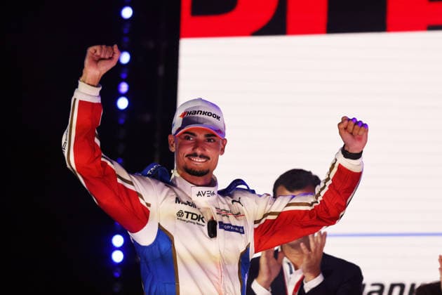 Sieger Pascal Wehrlein (GER) Porsche 94 in Jubelpose auf dem Podium, Rennen 1, FIA Formel E Weltmeisterschaft, Saison 12, London E- Prix, 15.08.2026, Excel Exibition Centre,