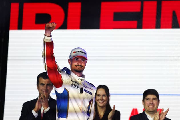 Pascal Wehrlein (GER) Porsche 94 mit der Siegerfaust auf dem Podium, Rennen 1, FIA Formel E Weltmeisterschaft, Saison 12, London E- Prix, 15.08.2026, Excel Exibition Centre,