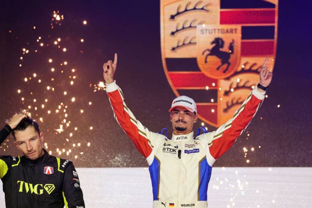 Ein enttäuschter Jake Dennis Zweiter im Rennen 1 und der Meisterschaft sowie Sieger Pascal Wehrlein (GER) Porsche 94 lachend und führender der WM auf dem Podium, FIA Formel E Weltmeisterschaft, Saison 12, London E- Prix, 15.08.2026, Excel Exibition Centre,