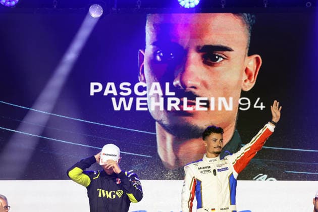 Ein enttäuschter Jake Dennis Zweiter im Rennen 1 und der Meisterschaft sowie Sieger Pascal Wehrlein (GER) Porsche 94 lachend und führender der WM auf dem Podium, FIA Formel E Weltmeisterschaft, Saison 12, London E- Prix, 15.08.2026, Excel Exibition Centre,