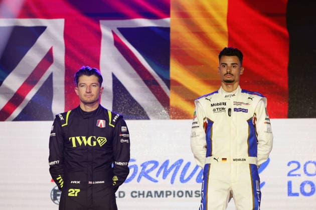 Jake Dennis Zweiter im Rennen 1 und der Meisterschaft und Sieger Pascal Wehrlein (GER) Porsche 94 führender der WM auf dem Podium, FIA Formel E Weltmeisterschaft, Saison 12, London E- Prix, 15.08.2026, Excel Exibition Centre,