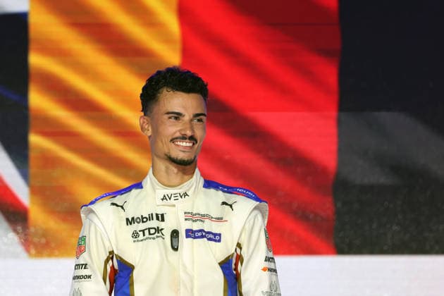 Sieger Pascal Wehrlein (GER) Porsche 94 auf dem Podium, Rennen 1, FIA Formel E Weltmeisterschaft, Saison 12, London E- Prix, 15.08.2026, Excel Exibition Centre, während der Hymne vor der Deutschlandfahne