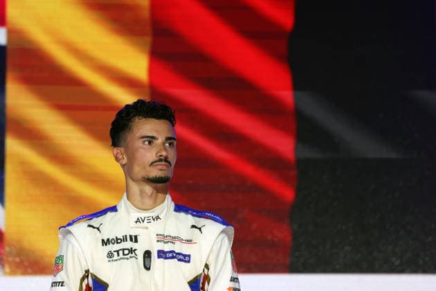 Sieger Pascal Wehrlein (GER) Porsche 94 auf dem Podium, Rennen 1, FIA Formel E Weltmeisterschaft, Saison 12, London E- Prix, 15.08.2026, Excel Exibition Centre, während der Hymne vor der Deutschlandfahne