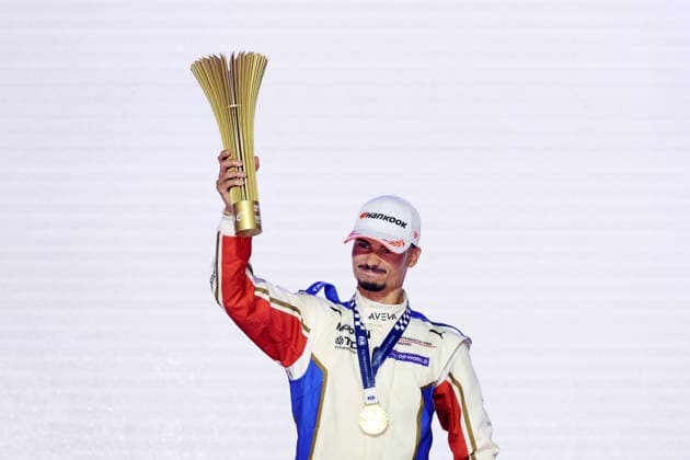 Sieger Pascal Wehrlein (GER) Porsche 94 mit dem Pokal auf dem Podium, Rennen 1, FIA Formel E Weltmeisterschaft, Saison 12, London E- Prix, 15.08.2026, Excel Exibition Centre