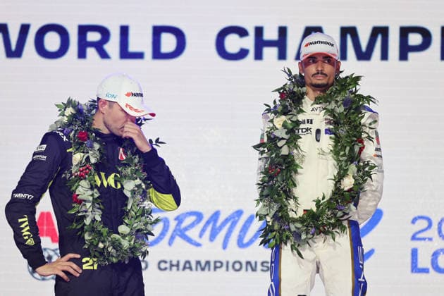 Zweiter Jake Dennis und Sieger Pascal Wehrlein (GER) Porsche 94 auf dem Podium, Rennen 1, FIA Formel E Weltmeisterschaft, Saison 12, London E- Prix, 15.08.2026, Excel Exibition Centre