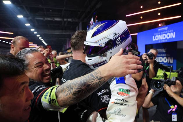 Mechaniker umarmen Pascal Wehrlein (GER) Porsche 94 mit >Helm auf nach seinem Sieg am Parc ferme, Rennen 1, FIA Formel E Weltmeisterschaft, Saison 12, London E- Prix, 15.08.2026, Excel Exibition Centre