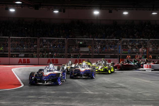 Pascal Wehrlein (GER) Porsche 94 und Nico Mueller (SUI) Porsche 51 führen Rennen 1 nach der 1. Kurve, FIA Formel E Weltmeisterschaft, Saison 12, London E- Prix, 15.08.2026, Excel Exibition Centre