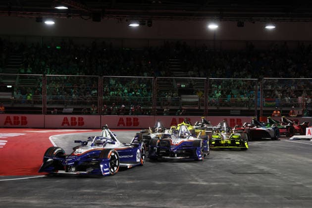 Pascal Wehrlein (GER) Porsche 94 und Nico Mueller (SUI) Porsche 51 führen Rennen 1 nach der 1. Kurve, FIA Formel E Weltmeisterschaft, Saison 12, London E- Prix, 15.08.2026, Excel Exibition Centre