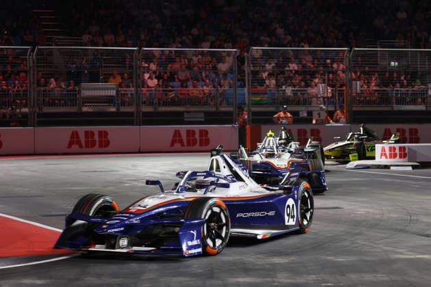 Pascal Wehrlein (GER) Porsche 94 und Nico Mueller (SUI) Porsche 51 führen Rennen 1, FIA Formel E Weltmeisterschaft, Saison 12, London E- Prix, 15.08.2026, Excel Exibition Centre