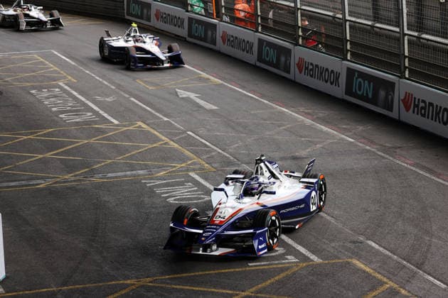 Pascal Wehrlein (GER) Porsche 94 und Nico Mueller (SUI) Porsche 51 im rennen 1, FIA Formel E Weltmeisterschaft, Saison 12, London E- Prix, 15.08.2026, Excel Exibition Centre