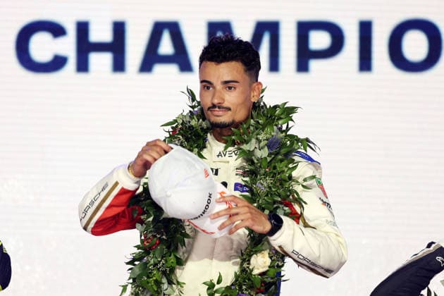 Sieger Pascal Wehrlein (GER) Porsche 94 in Jubelpose auf dem Podium, Rennen 1, FIA Formel E Weltmeisterschaft, Saison 12, London E- Prix, 15.08.2026, Excel Exibition Centre,