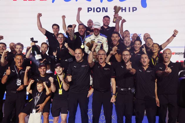 Pascal Wehrlein (GER) Porsche 94 im weissen Overall, Nico Mueller (SUI) Porsche 51, Michael Steiner (GER) Vorstand Porsche AG, David Beckmann (GER) Reservefahrer und Teammitglider beim gemeinsame Siegergruppenbild, Rennen 1, FIA Formel E Weltmeisterschaft, Saison 12, London E- Prix, 15.08.2026, Excel Exibition Centre