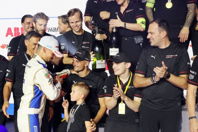 Sieger Pascal Wehrlein (GER) Porsche 94 bedankt sich bei Teamkollegen Nico Mueller (SUI) Porsche für dessen Unterstützung im Rennen 1, daneben David Beckamann (GER) Ersatzfahrer sowie Florian Modlinger (GER) Leiter Formel E Porsche MotorsportFIA Formel E Weltmeisterschaft, Saison 12, London E- Prix, 15.08.2026, Excel Exibition Centre,