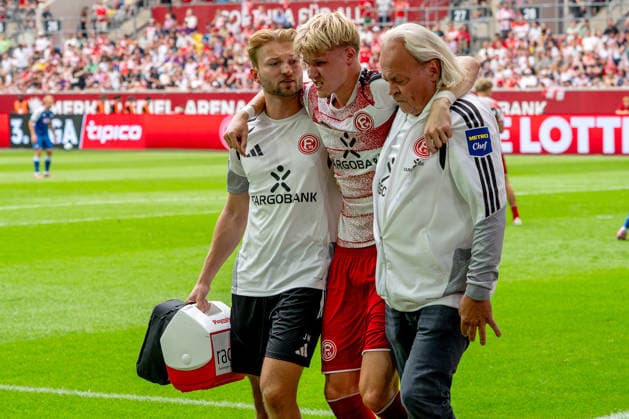 15.08.2026, xkkux, Fußball, Fortuna Düsseldorf - TSG 1899 Hoffenheim II, 3.Liga, MERKUR SPIEL-ARENA, 2. Spieltag, Saison 2026 2027: Felix Meiser (Fortuna Düsseldorf 20) muss verletzt das Spielfeld verlasse Verletzung DFB regulations prohibit any use of photographs as image sequences and or quasi-video. Nordrhein-Westfalen Deutschland
