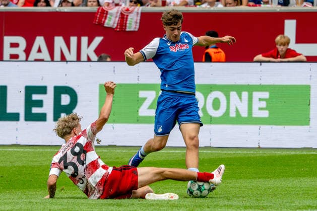 15.08.2026, xkkux, Fußball, Fortuna Düsseldorf - TSG 1899 Hoffenheim II, 3.Liga, MERKUR SPIEL-ARENA, 2. Spieltag, Saison 2026 2027: Elias Arden (Fortuna Düsseldorf 34) im Zweikampf gegen Denis Donkor (TSG Hoffenheim II 45) DFB regulations prohibit any use of photographs as image sequences and or quasi-video. Nordrhein-Westfalen Deutschland