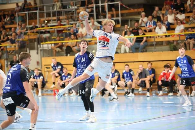 Thore Heinemann ( 34; VfL Lübeck-Schwartau) springt mit dem Ball zum Wurf ab, während Jon Katballe ( 14; Grindstedt GIF) als Abwehrspieler vor ihm steht. Die Hansehalle in Lübeck ist mit Zuschauern gut gefüllt. Thore Heinemann ( 34; VfL Lübeck-Schwartau) beim Sprungwurf in der Hansehalle