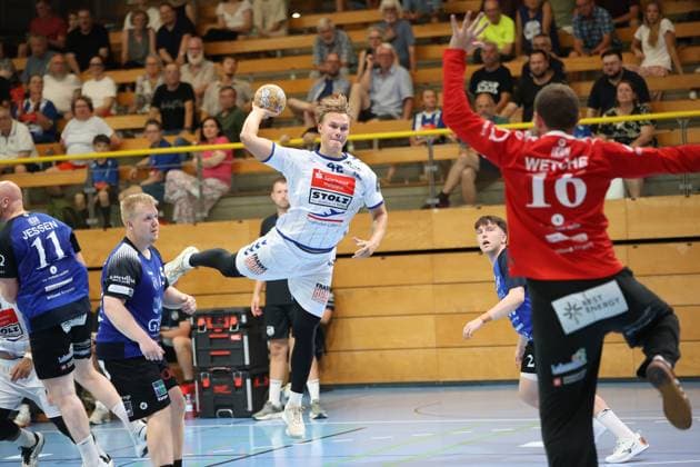 Einar Nickelsen ( 42; VfL Lübeck-Schwartau) springt in der Hansehalle Lübeck hoch und zieht zum Wurf ab, während Lukas Sandgaard ( 2; Grindstedt GIF) und Jonas Nielsen ( 19; Grindstedt GIF) versuchen, den Angriff zu stoppen. Christian Wetche ( 16; Grindstedt GIF) streckt die Arme in der Abwehr aus. Einar Nickelsen ( 42; VfL Lübeck-Schwartau) beim Sprungwurf gegen Grindstedt GIF
