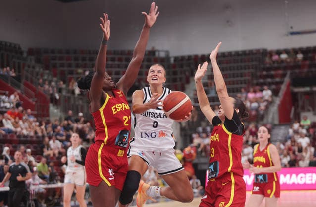 Ludwigsburg , Basketball Länderspiel Frauen , Deutschland vs. Spanien , mitte: Alexandra Wilke ( GER )