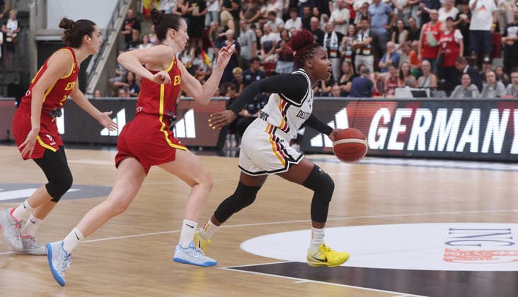 Ludwigsburg , Basketball Länderspiel Frauen , Deutschland vs. Spanien , von links: Aina Ayuso ( ESP ) Alexis Peterson-Smalls ( GER )