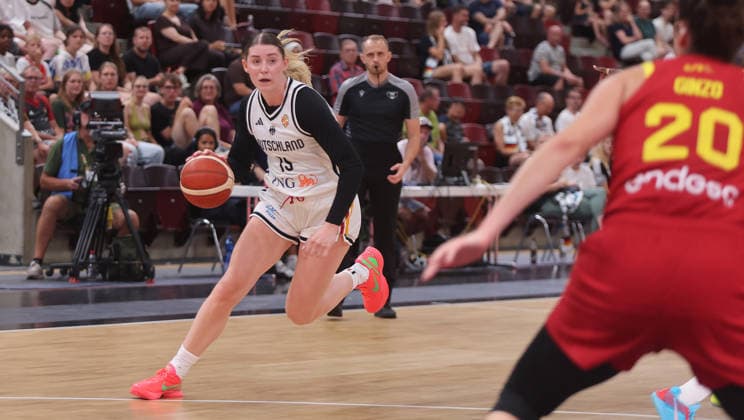 Ludwigsburg , Basketball Länderspiel Frauen , Deutschland vs. Spanien , Luisa Geiselsöder ( GER )