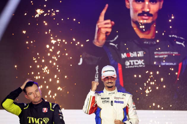 zweiter Jake dennis (GBR) Andretti enttäuscht neben Pascal Wehrlein (GER) Porsche 94 mit der Siegerfaust auf dem Podium, Rennen 1,FIA Formel E Weltmeisterschaft, Saison 12, London E- Prix, 15.08.2026, Excel Exibition Centre,