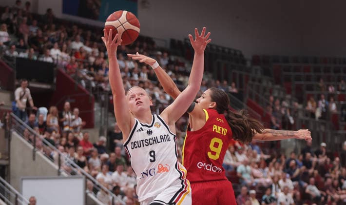 Ludwigsburg , Basketball Länderspiel Frauen , Deutschland vs. Spanien , von links: Emma Eichmeyer ( GER ) Helena Pueyo ( ESP )