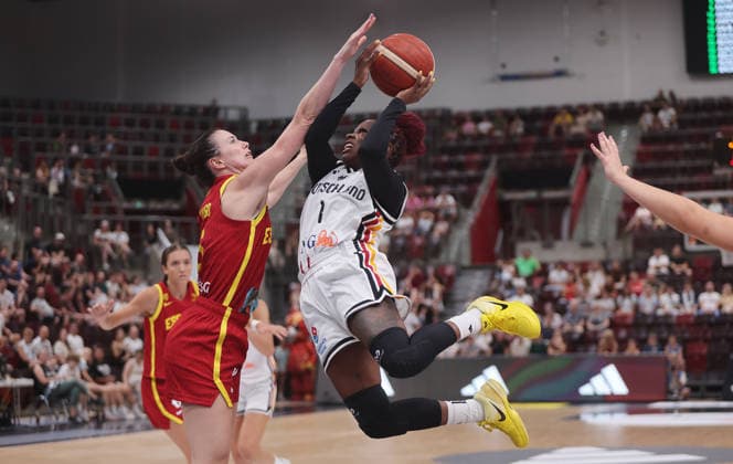 Ludwigsburg , Basketball Länderspiel Frauen , Deutschland vs. Spanien , von links: Aina Ayuso ( ESP ) Alexis Peterson-Smalls ( GER )