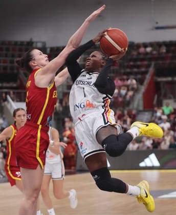 Ludwigsburg , Basketball Länderspiel Frauen , Deutschland vs. Spanien , von links: Aina Ayuso ( ESP ) Alexis Peterson-Smalls ( GER )