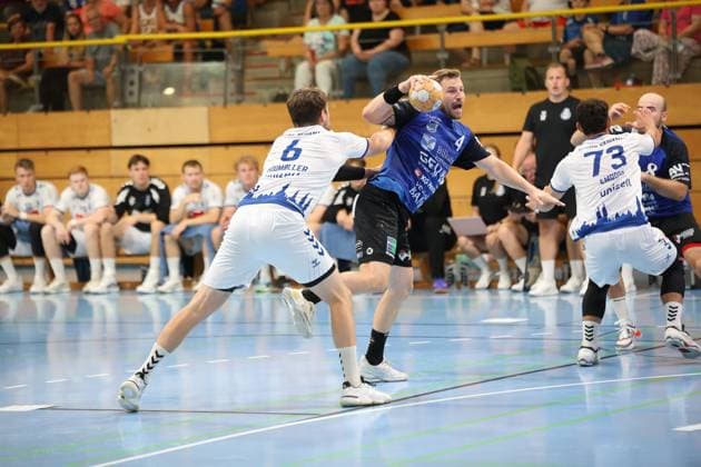 Frederik Hildebrand Mølby ( 4; Grindstedt GIF) setzt sich mit dem Ball in der Wurfposition gegen die Abwehr von VfL Lübeck-Schwartau durch, darunter Rasmus Houmøller ( 6) und Lukas Kingsley Emdorf ( 73). Die Szene zeigt einen intensiven Zweikampf in der Hansehalle in Lübeck. Frederik Hildebrand Mølby ( 4; Grindstedt GIF) im Durchbruch gegen VfL Lübeck-Schwartau