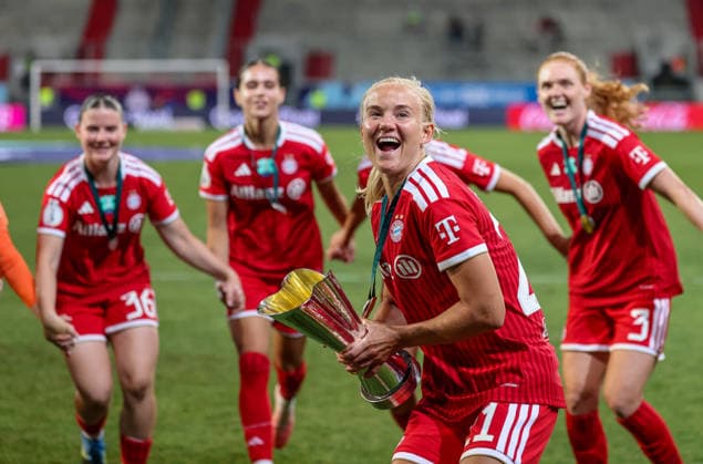GER, Ingolstadt, Bayern München vs VfL Wolfsburg, DFB, Google Pixel Supercup der Frauen, Fussball, Spielzeit 2026 2027, Audi-Sportpark, Finale im Bild: FC Bayern München Frauen gewinnen den Supercup der Frauen, gewinnen das Finale nach 3:0 Toren gegen Wolfsburg, Jubel, Freude und Emotionen mit dem Pokal, Pernille Harder (FC Bayern München Frauen 21) DFB DFL REGULATIONS PROHIBIT ANY USE OF PHOTOGRAPHS AS IMAGE SEQUENCES AND OR QUASI-VIDEO, 15.08.2026 Copyright: HMBxMedia HendrikxHamelau