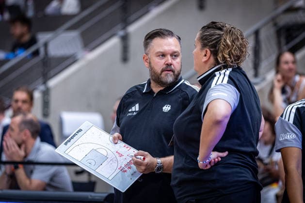 Basketball Ludwigsburg 15.08.2026 DBB Frauen Nationalmannschaft 2026 Testspiel Deutschland (GER) vs Spanien (ESP) Stefan Möller (Deutschland, Assistenztrainer) Julie Barennes (Assistenztrainerin Deutschland) re.