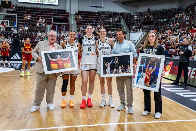 Basketball Ludwigsburg 15.08.2026 DBB Frauen Nationalmannschaft 2026 Testspiel Deutschland (GER) vs Spanien (ESP) Ehrung Alexandra Wilke (Deutschland, No.03) Alina Hartmann (Deutschland, No.16) Luisa Geiselsöder (Deutschland, No.15) Geiselsoder und andere