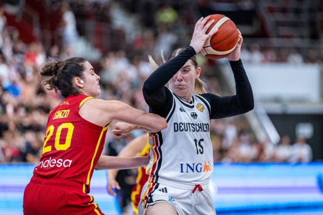 Basketball Ludwigsburg 15.08.2026 DBB Frauen Nationalmannschaft 2026 Testspiel Deutschland (GER) vs Spanien (ESP) Luisa Geiselsöder (Deutschland, No.15) Geiselsoder Paula Ginzo (Spanien, No.20)
