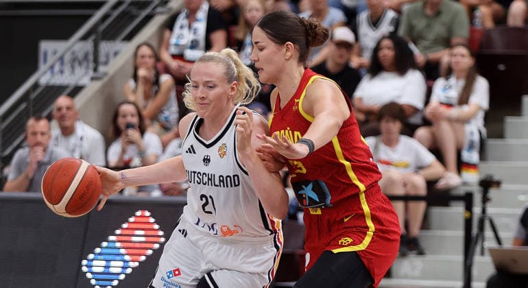 Ludwigsburg , Basketball Länderspiel Frauen , Deutschland vs. Spanien , von links: Marie Gülich ( GER ) Nerea Hermosa ( ESP )