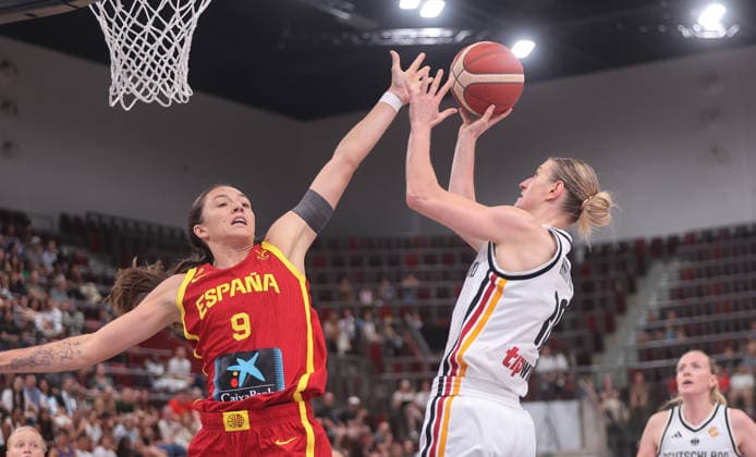 Ludwigsburg , Basketball Länderspiel Frauen , Deutschland vs. Spanien , von links: Helena Pueyo ( ESP ) Alina Hartmann ( GER )