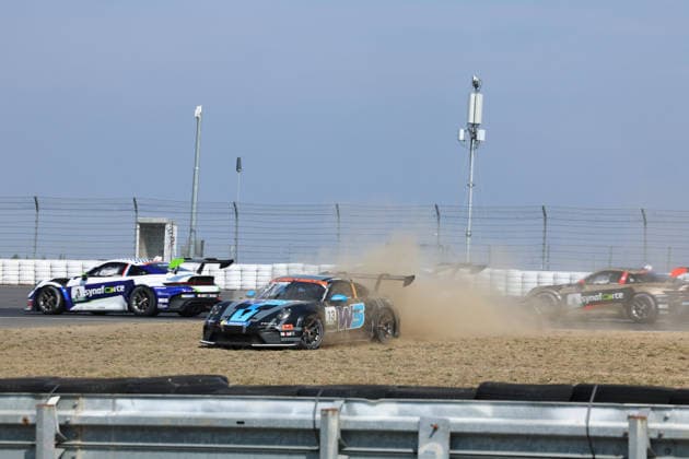 Sport Bilder des Tages Nürburg, Deutschland 15.- 16. August 2026: Porsche Sixt Carrera Cup Deutschland - 2026 - Nürburgring - Sonntag Rennen 2 Im Bild: Alexander Tauscher (GER 13) wird von Robert de Haan (NED 1) in der Auslaufrunde abgeräumt Nürburgring Rheinland-Pfalz Copyright: xFotostandx xFWMEDIAx