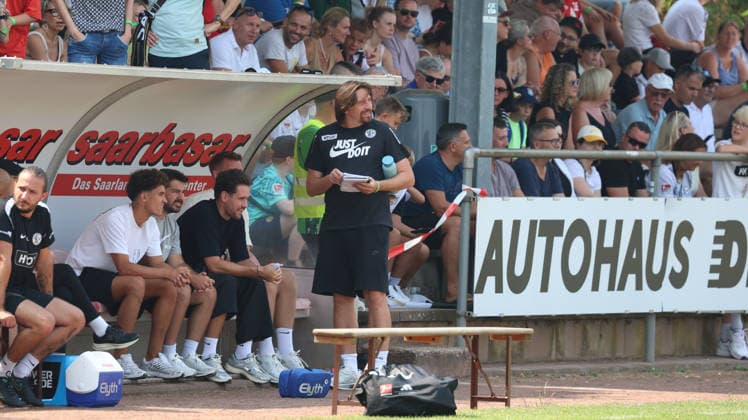 16.08.2026, xrekx, Fussball Testspiel, SV Auersmacher - SV Elversberg v.l. Vincent Wagner (Trainer, SV Elversberg) (DFL DFB REGULATIONS PROHIBIT ANY USE OF PHOTOGRAPHS as IMAGE SEQUENCES and or QUASI-VIDEO) Auersmacher