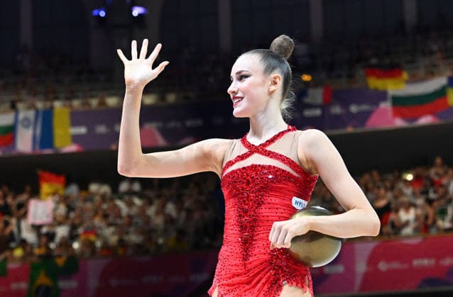 Sport Bilder des Tages 16.08.2026, xhbx, Rhythmische Sportgymnastik Weltmeisterschaft 2026, v.l. Darja Varfolomeev (Deutschland) Ball Frankfurt am Main