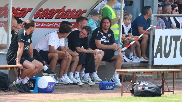 16.08.2026, xrekx, Fussball Testspiel, SV Auersmacher - SV Elversberg v.l. Vincent Wagner (Trainer, SV Elversberg) (DFL DFB REGULATIONS PROHIBIT ANY USE OF PHOTOGRAPHS as IMAGE SEQUENCES and or QUASI-VIDEO) Auersmacher