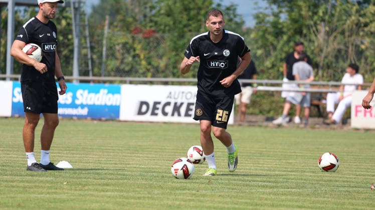 16.08.2026, xrekx, Fussball Testspiel, SV Auersmacher - SV Elversberg v.l. Luca Sirch (SV Elversberg) Warmup warm up Aufwaermen aufwaermen vor dem Spiel (DFL DFB REGULATIONS PROHIBIT ANY USE OF PHOTOGRAPHS as IMAGE SEQUENCES and or QUASI-VIDEO) Auersmacher