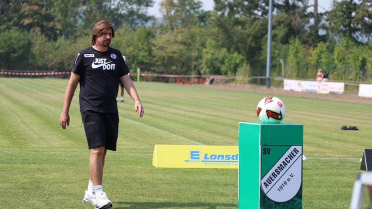16.08.2026, xrekx, Fussball Testspiel, SV Auersmacher - SV Elversberg v.l. Vincent Wagner (Trainer, SV Elversberg) (DFL DFB REGULATIONS PROHIBIT ANY USE OF PHOTOGRAPHS as IMAGE SEQUENCES and or QUASI-VIDEO) Auersmacher