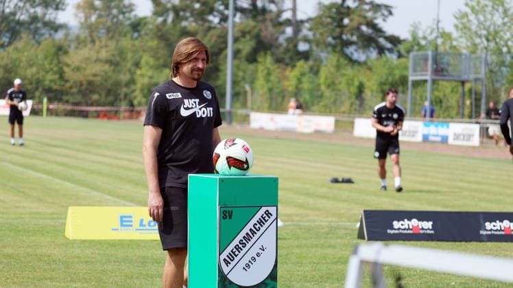 16.08.2026, xrekx, Fussball Testspiel, SV Auersmacher - SV Elversberg v.l. Vincent Wagner (Trainer, SV Elversberg) (DFL DFB REGULATIONS PROHIBIT ANY USE OF PHOTOGRAPHS as IMAGE SEQUENCES and or QUASI-VIDEO) Auersmacher
